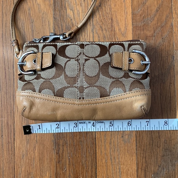🍇Vintage Coach wristlet in signature tan. - Picture 4 of 7